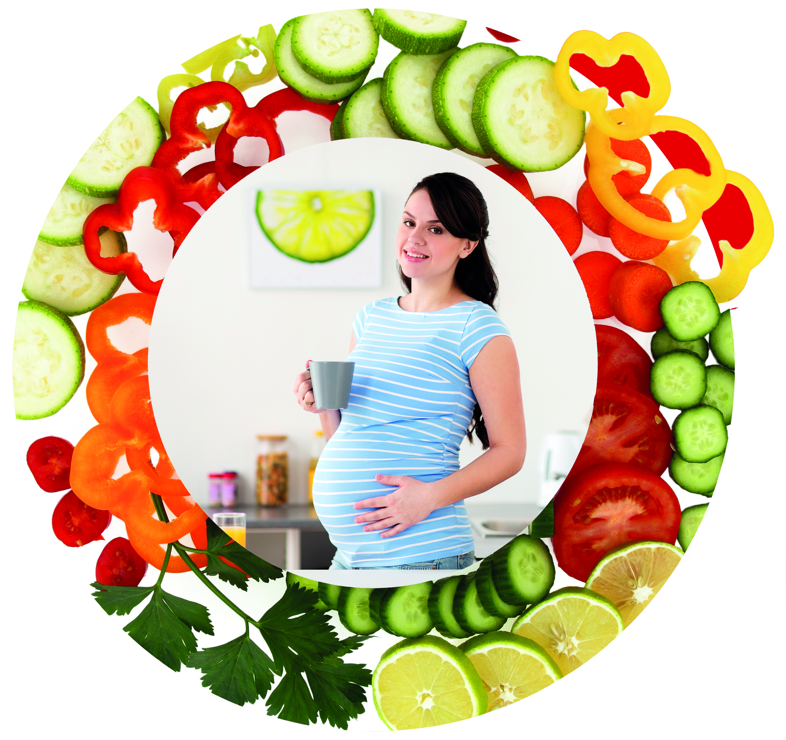 Szczęśliwa kobieta w ciąży z kubkiem, otoczona świeżymi warzywami i owocami, symbolizującymi zdrową dietę i odżywianie.