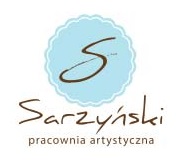 Logo pracowni artystycznej Sarzyński, prezentujące elegancką literę 'S' w błękitnym okręgu, idealne dla sztuki i rzemiosła.