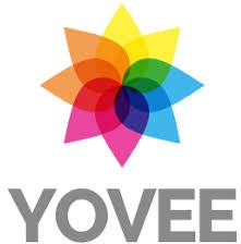 Logo Yovee przedstawiające kolorowy kwiat z ośmioma płatkami w odcieniach tęczy, symbolizujące kreatywność i r&oacute;żnorodność.